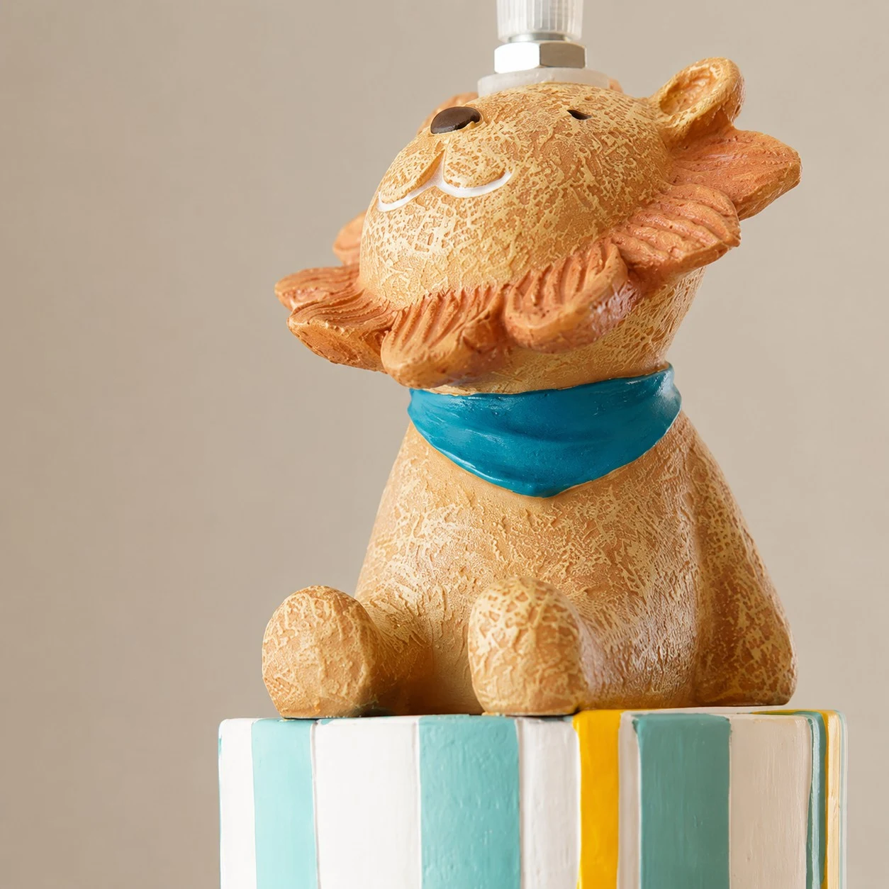 Lion blue gift box shade and character detail